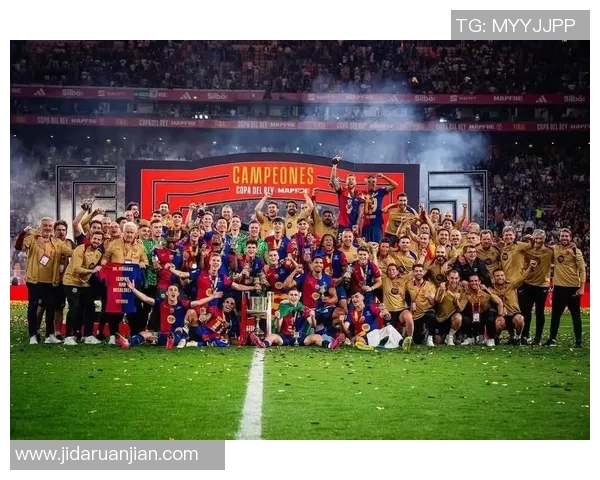 足球明星齐聚领奖盛典合照展现荣耀时刻与友谊的精彩瞬间